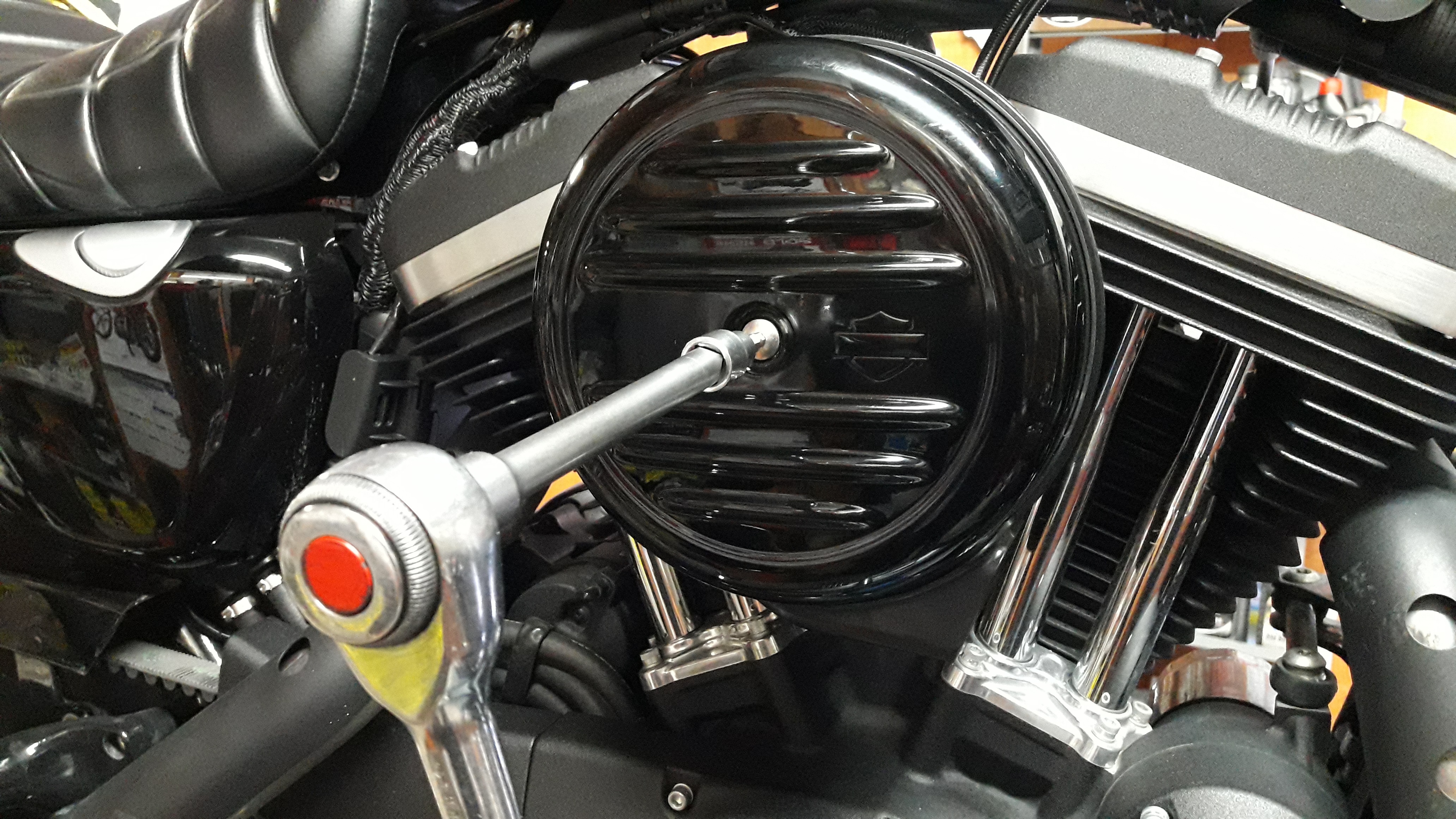 quitar-tornillo-cubierta-filtro-aire-harley-davidson-sportster